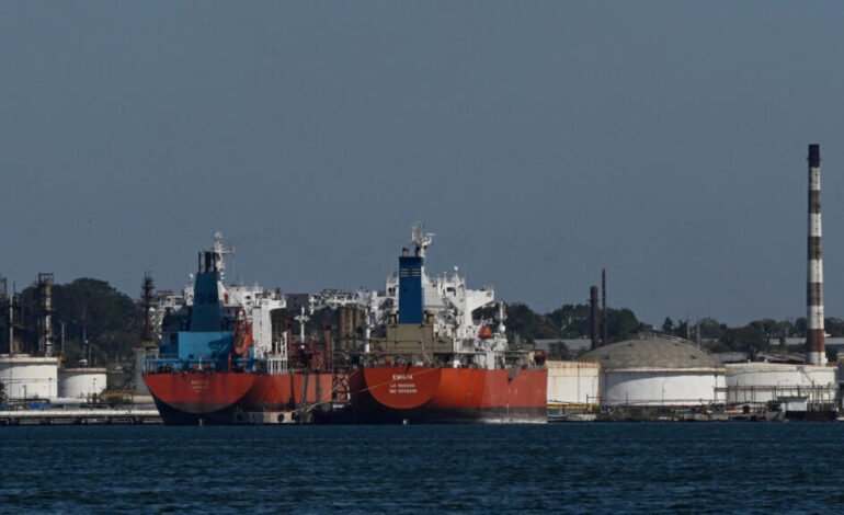 Estados Unidos alivia parcialmente el bloqueo petrolero a Cuba