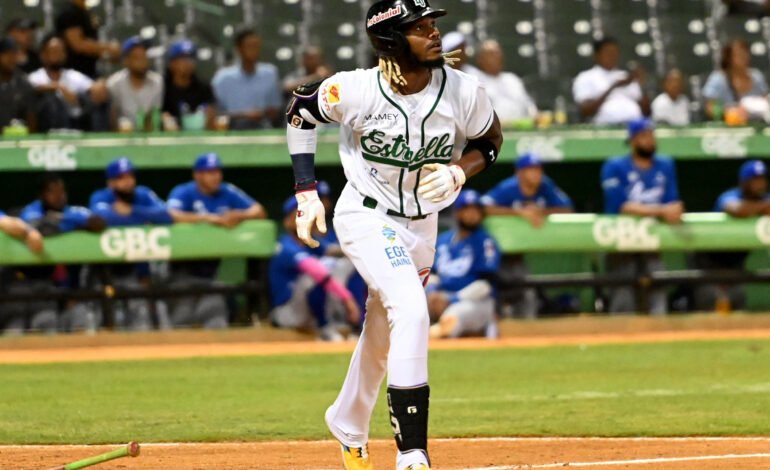 Estrellas firman al jardinero Raimel Tapia por dos años