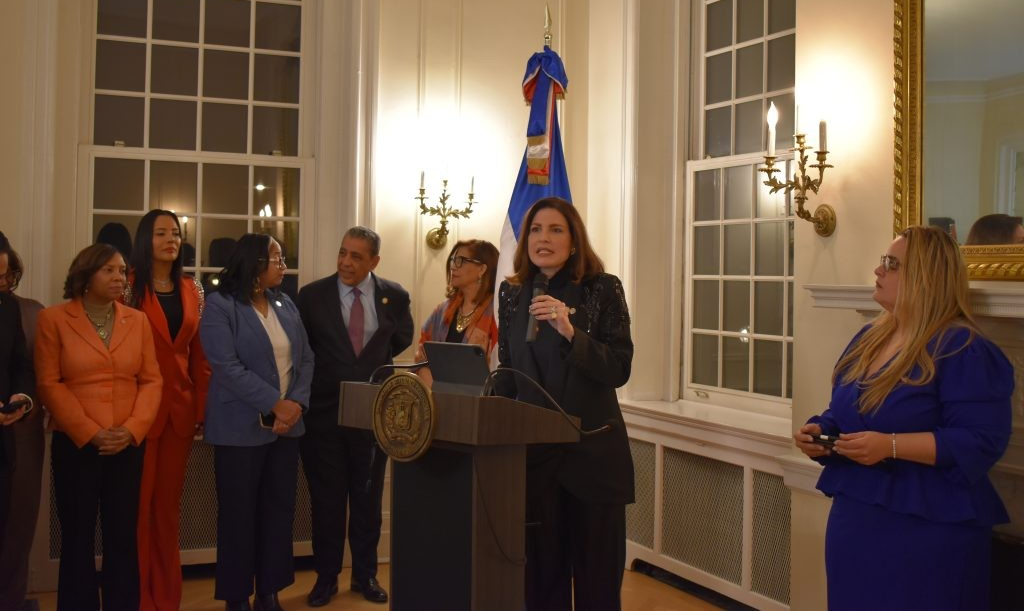 EU: Celebran recepción octava edición Dominicanos en la Cima