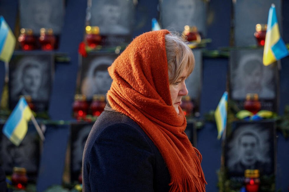 Una mujer visita el monumento a los llamados "Cien Celestiales", las personas asesinadas durante las manifestaciones masivas ucranianas a favor de la Unión Europea (UE) en 2014, para conmemorar el 12.º aniversario del fin del levantamiento, en medio del ataque ruso a Ucrania, en Kiev, Ucrania, el 20 de febrero de 2026.