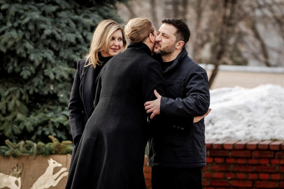 El presidente de Ucrania, Volodymyr Zelenskyi, y Olena Zelenska saludan a la primera ministra danesa, Mette Frederiksen, a su llegada a un servicio religioso en la Catedral de Santa Sofía en Kiev, Ucrania, el 24 de febrero de 2026.