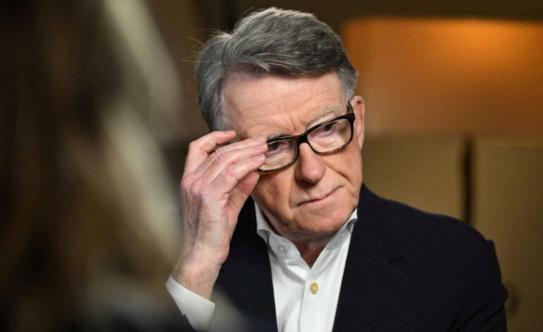 Exembajador británico Peter Mandelson, detenido ante investigación por sus lazos con el pederasta Epstein