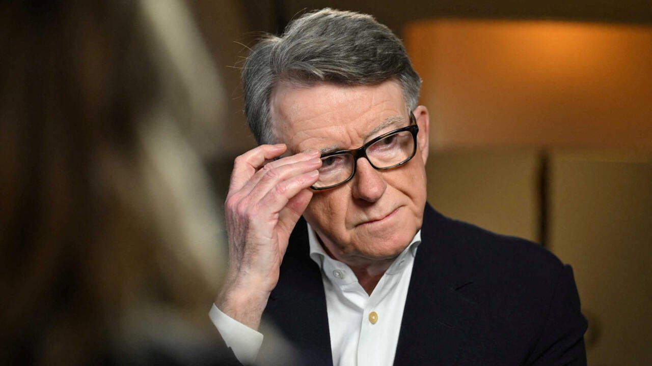 Exembajador británico Peter Mandelson, detenido ante investigación por sus lazos con el pederasta Epstein