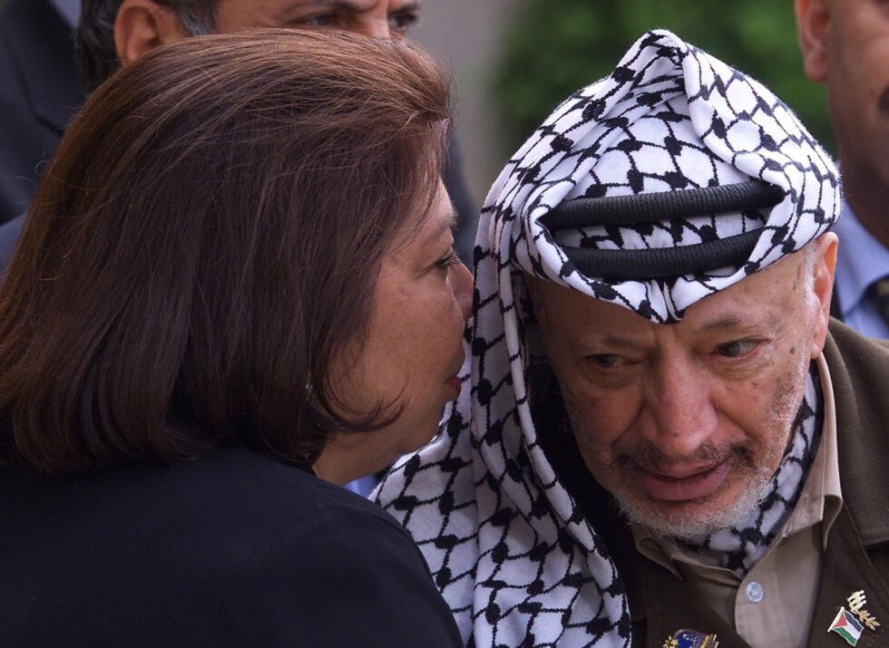 El líder palestino Yasser Arafat y la representante de la Autoridad Palestina en París, Leila Shahid, tras su reunión con el expresidente francés Jacques Chirac, el 29 de julio del 2000.