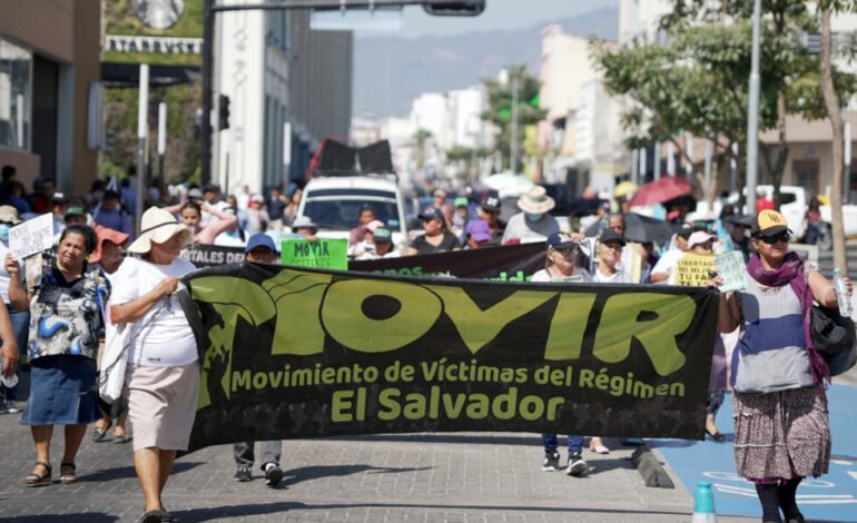 Familiares de encarcelados protestan contra los juicios masivos en El Salvador