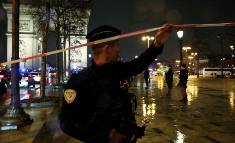 Francia: hombre muere a tiros tras intentar atacar con cuchillo a gendarmes cerca al Arco del Triunfo