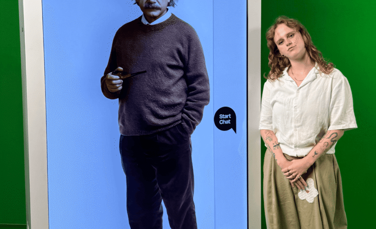 Hablar con Einstein y Cleopatra de cuerpo entero ya es posible gracias a los hologramas con IA de Ailias