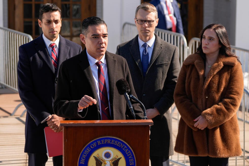 El representante demócrata Robert García declara a los medios frente al Centro de Artes Escénicas Chappaqua de Nueva York, minutos antes del inicio de la comparecencia de Hillary Clinton ante el Comité de Supervisión de la Cámara de Representantes. el 26 de febrero de 2026.