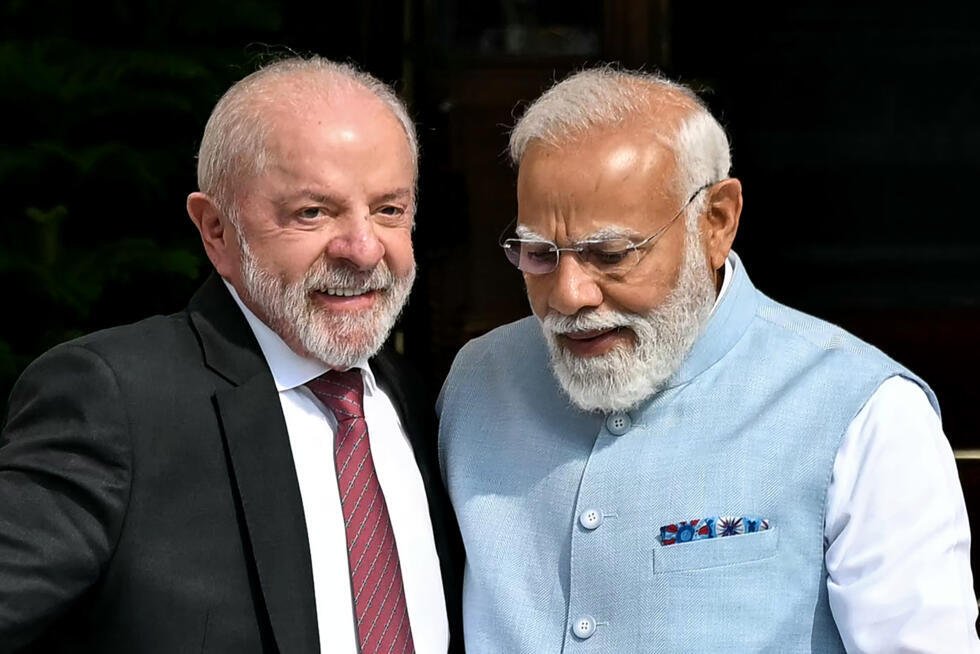 El primer ministro de India, Narendra Modi (D), y el presidente de Brasil, Luiz Inácio Lula da Silva, caminan antes de su reunión en la Casa Hyderabad, en Nueva Delhi, el 21 de febrero de 2026