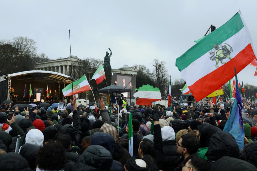 Irán: hijo del último sha insta a EE. UU. a actuar mientras sus seguidores se concentran en Múnich