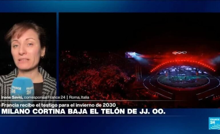 Italia entrega la llama olímpica a Francia en el cierre de los Juegos de Invierno