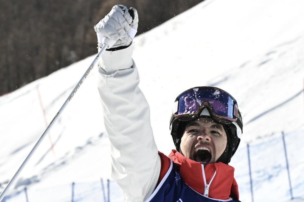 Mikael Kingsbury tras proclamarse campeón de moguls dobles paralelos en los Juegos Olímpicos de Invierno de Milán-Cortina. En Livigno (norte de Italia), el 15 de febrero de 2026