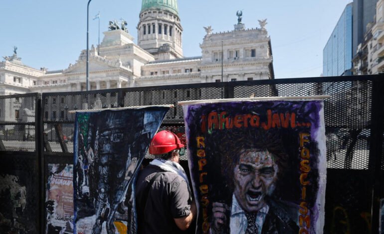 Jornadas de 12 horas, restricciones a la huelga y despidos baratos: Argentina se embarca en la reforma laboral de Milei