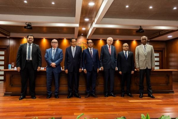 Juez Ramón Herrera Carbuccia pone en circulación dos obras