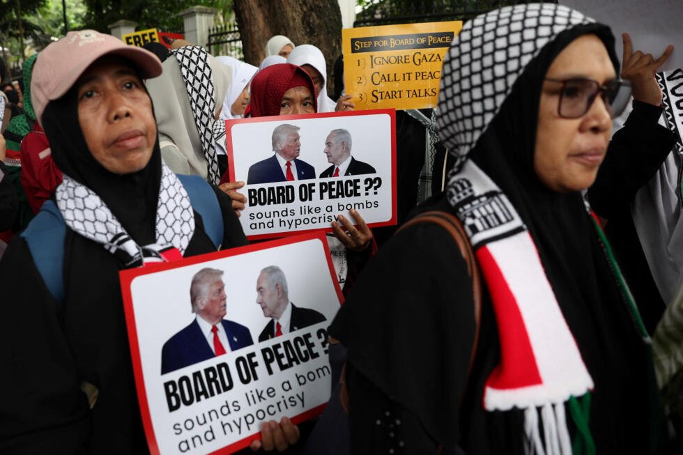 Mujeres en solidaridad con los palestinos participan en una protesta frente a la Embajada de Palestina, exigiendo que el gobierno de Indonesia cancele la propuesta de una fuerza multinacional de mantenimiento de la paz para Gaza, tras la invitación del presidente indonesio, Prabowo Subianto, a Washington a finales de este mes para la primera reunión de la Junta de Paz del presidente de Estados Unidos, Donald Trump, en Yakarta, Indonesia, el 13 de febrero de 2026.