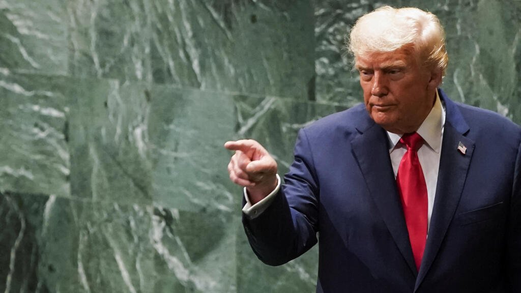 El presidente de Estados Unidos, Donald Trump, hace un gesto tras dirigirse a la 80.ª Asamblea General de las Naciones Unidas, en la ciudad de Nueva York, EE. UU., el 23 de septiembre de 2025.