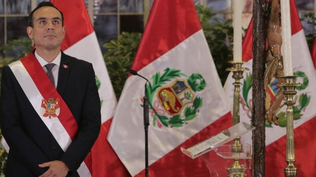 El presidente interino de Perú, José Jerí, participa de la asunción de su nuevo gabinete en Lima, el 14 de octubre de 2025.