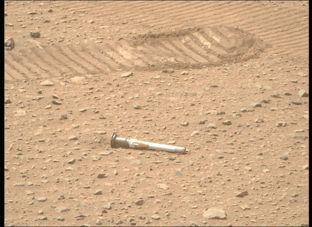 Una de las cpsulas Perseverance dejadas por el rover en la superficie marciana.