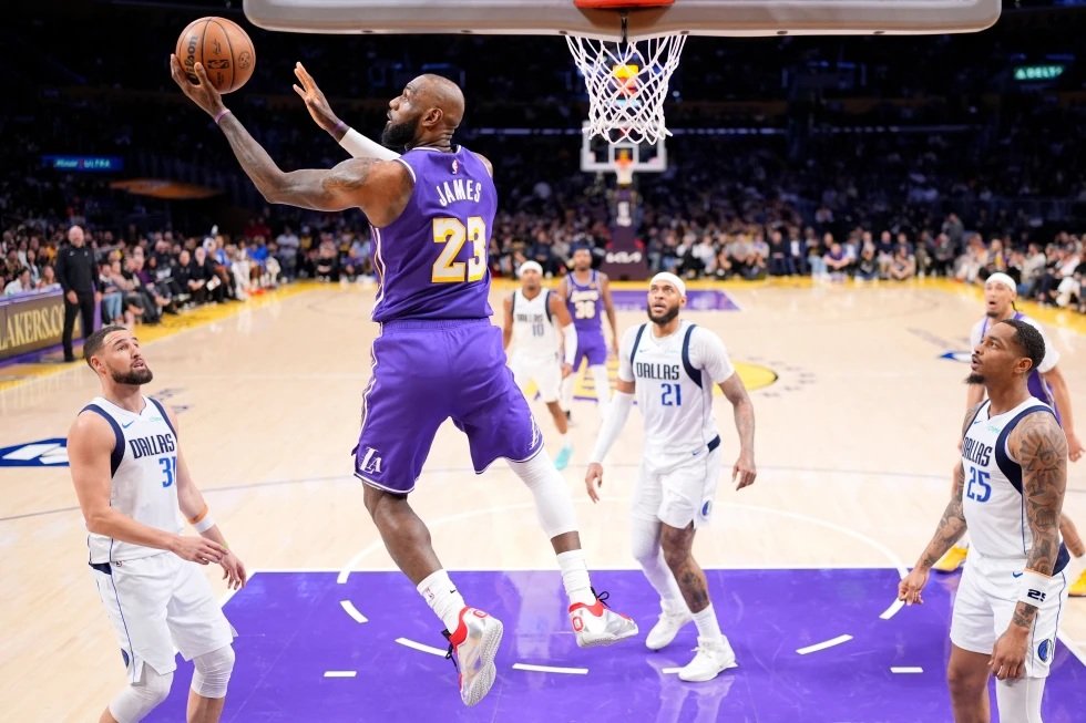 LeBron James se convierte en jugador más viejo triple-doble