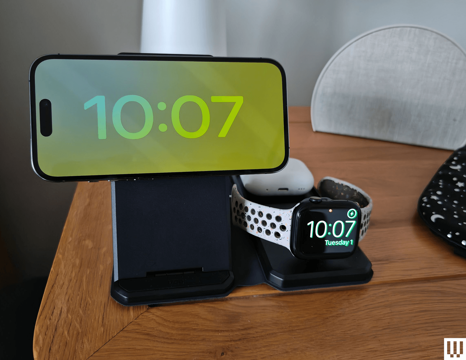 Cargador de viaje y sobremesa UAG 3 en 1.