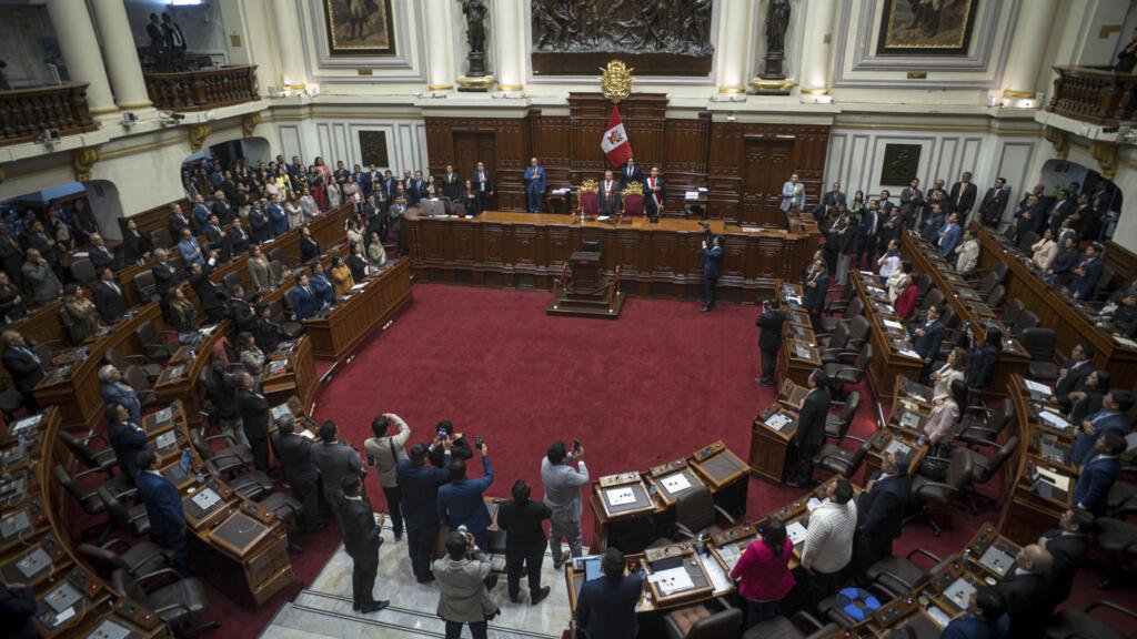 El presidente interino de Perú, José Jerí Oré jura su cargo ante el Pleno del Congreso este jueves en Lima, (Perú).