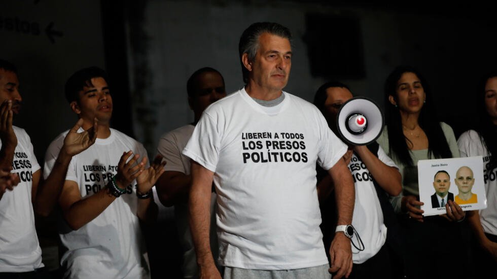 El político opositor Roberto Vernet junto a familiares de personas que consideran presos políticos, tras su liberación de El Helicoide, un cuartel general de inteligencia y centro de detención, en Caracas, Venezuela, el 22 de febrero de 2026.
