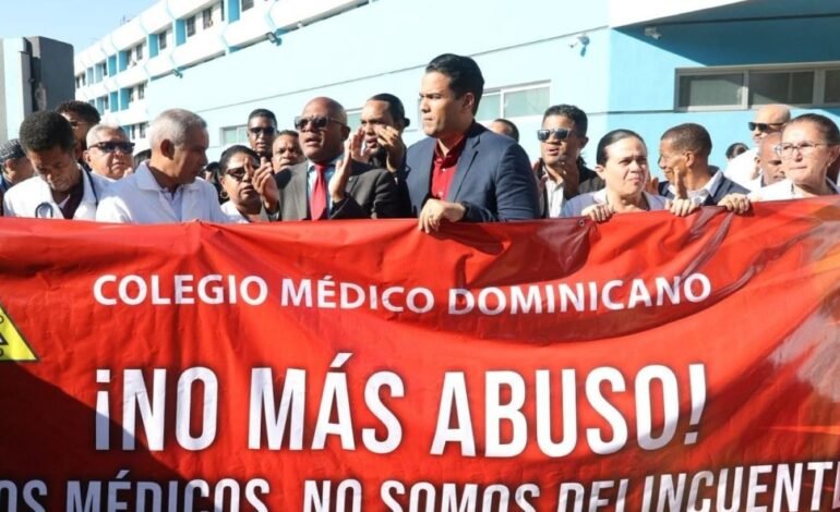 Médicos hicieron protesta este
jueves frente a hospital infantil
