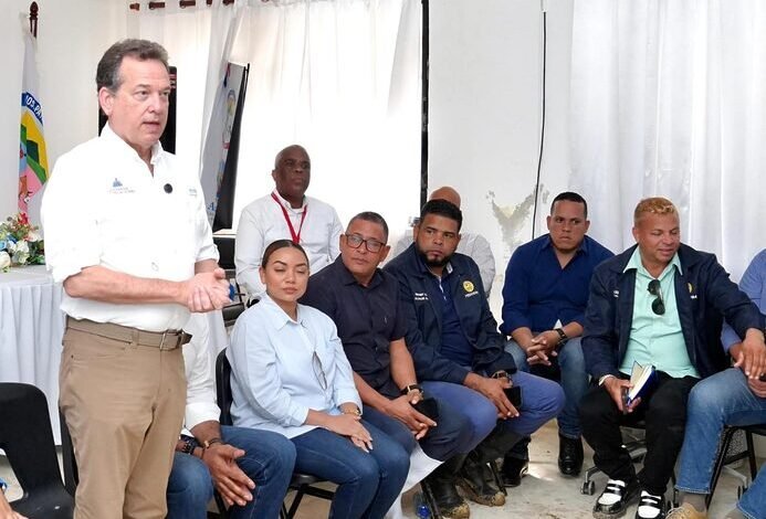 Ministro Ito Bisonó se traslada a Gaspar Hernández para evaluar daños en viviendas y entorno tras desbordamiento del río Joba