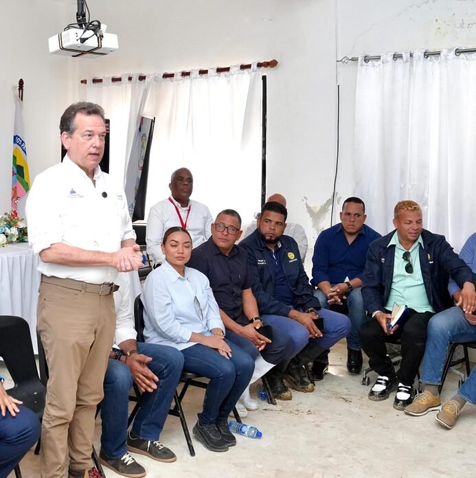 Ministro Ito Bisonó se traslada a Gaspar Hernández para evaluar daños en viviendas y entorno tras desbordamiento del río Joba