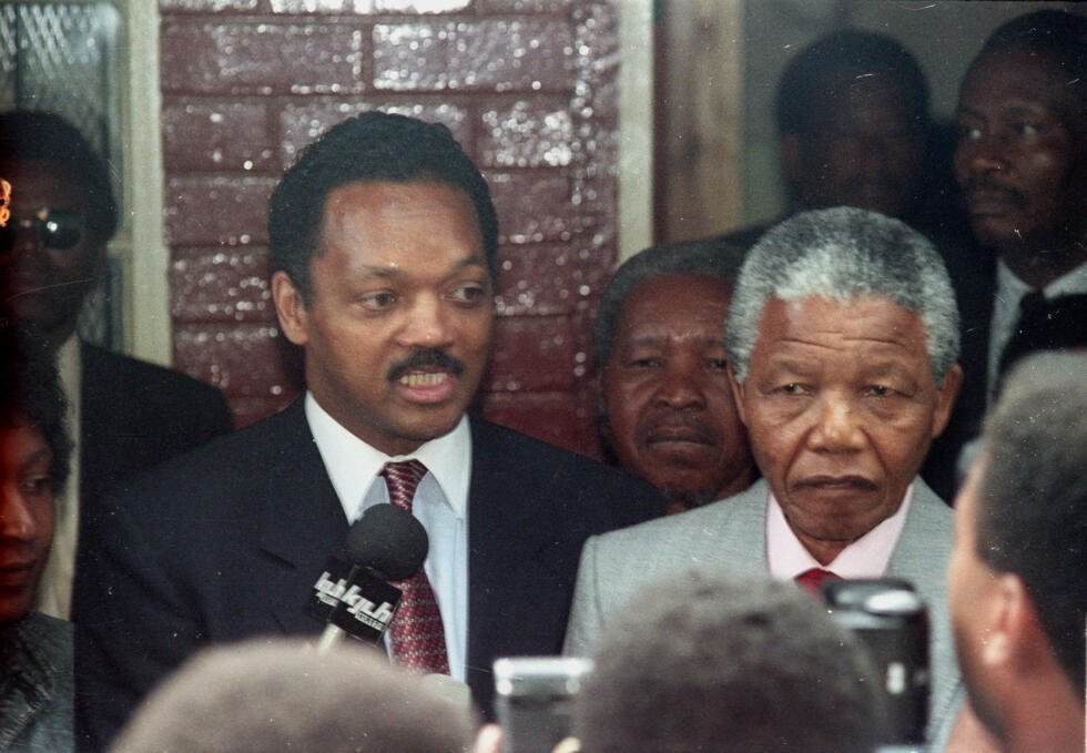 El líder estadounidense de los derechos civiles Jesse Jackson y el líder nacionalista negro sudafricano liberado Nelson Mandela responden a las preguntas de los periodistas después de la visita de Jackson a la casa de Mandela en Soweto el 15 de febrero de 1990.