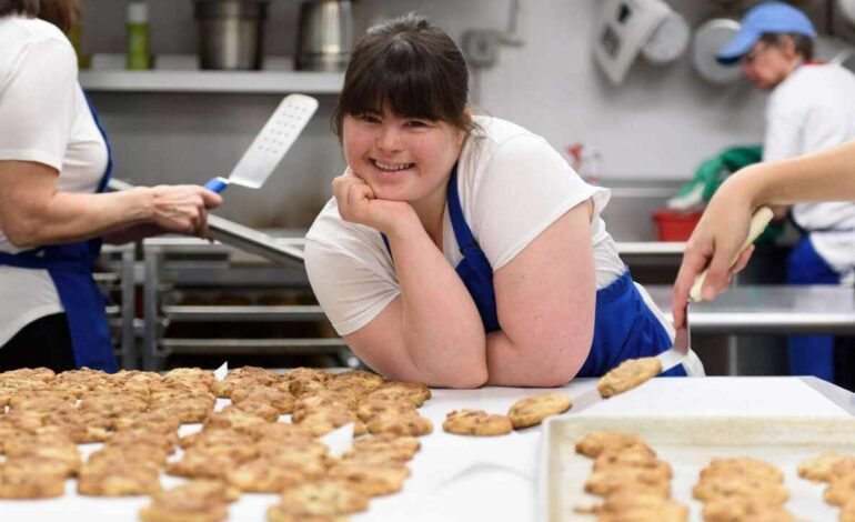 Mujer con síndrome de Down que fue rechazada en varios trabajos hoy triunfa con su propia panadería