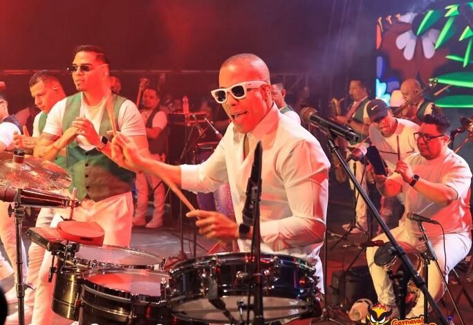 Música salsa contagia público del Carnaval Vegano 2026