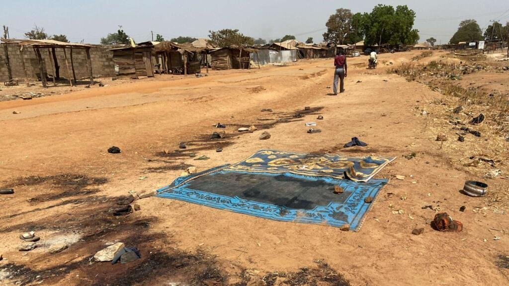 Manchas de sangre cubren el suelo, días después de un ataque en la aldea de Woro, Nigeria, el 5 de febrero de 2026.