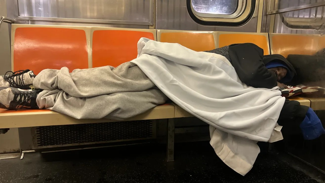 NY: Alcalde Mandani insta a desamparados a buscar refugios