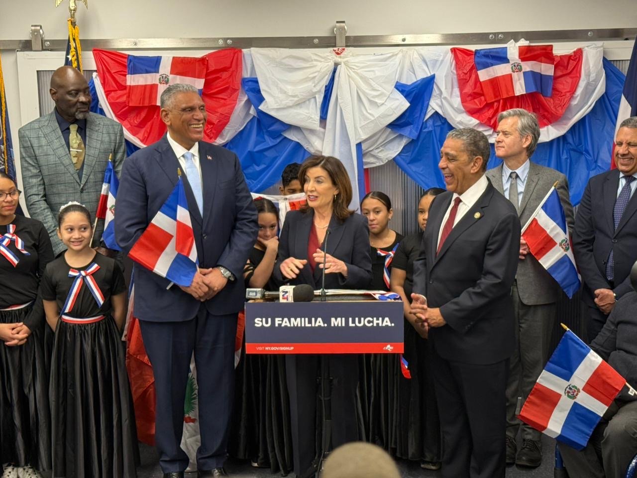 NY iluminará 16 lugares con los colores bandera RD este 27 Feb.