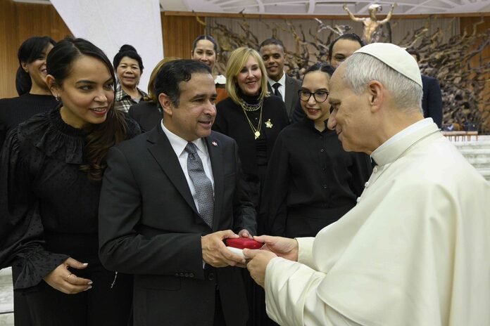 Papa León XIV bendice al embajador Víctor Suárez Díaz y su esposa por sus 25 años de matrimonio