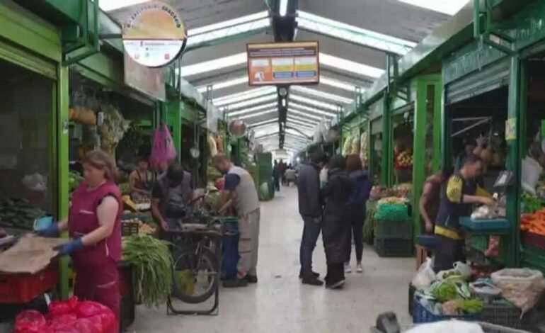 Petro mantiene el “salario vital” en Colombia pese al frenazo judicial y la resistencia opositora