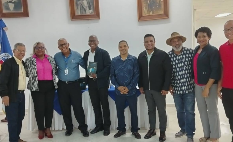 Presentan en San Cristóbal libro «El besamano»