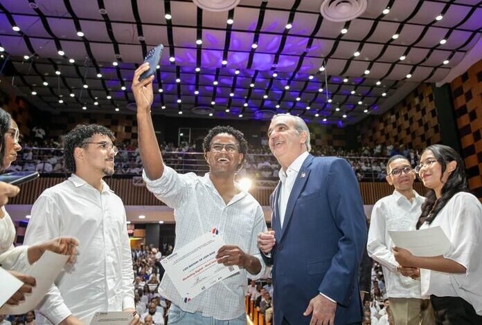 Presidente Abinader encabeza graduación de 5,000 jóvenes del programa Talento Digital, impulsando el capital humano que demanda el mercado laboral