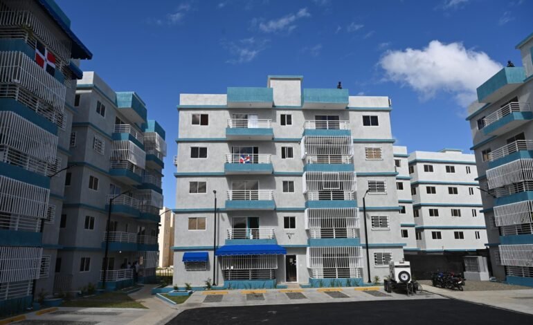 Presidente Abinader entrega 200 apartamentos en SDO financiados por Banreservas