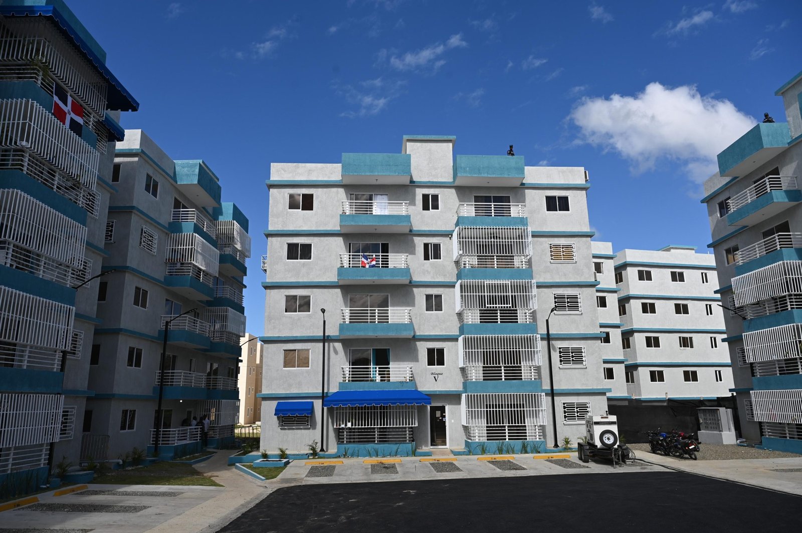 Presidente Abinader entrega 200 apartamentos en SDO financiados por Banreservas