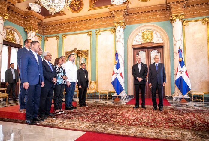 Presidente Abinader juramenta a los miembros que integran el Comité Gestor del Jardín Botánico de San Juan de la Maguana