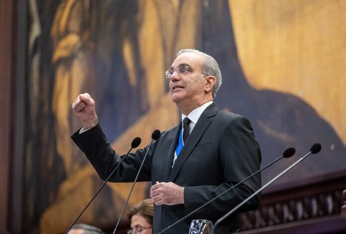 Presidente Luis Abinader aprueba orden general de ascenso en la Policía Nacional