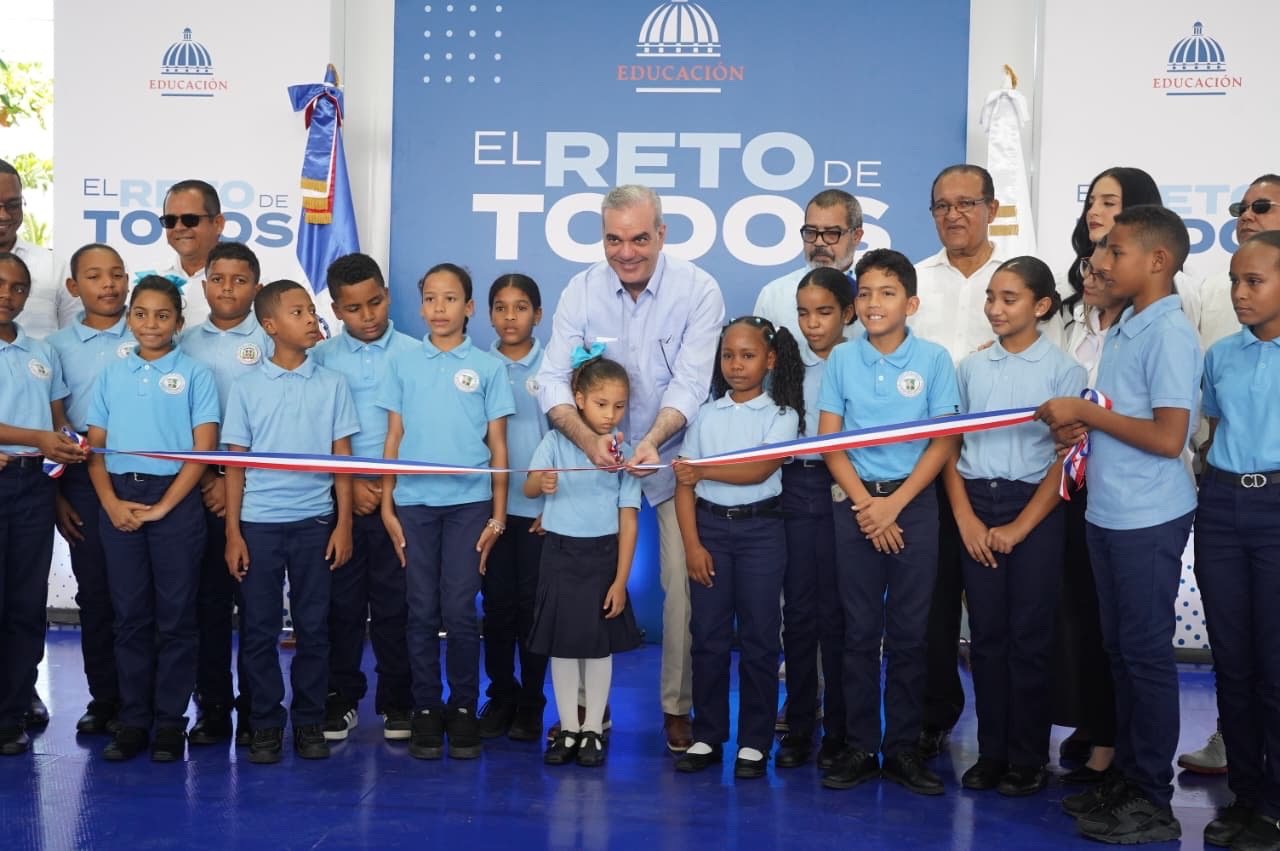 Presidente Luis Abinader entrega dos techados de cancha en centros educativos de Santiago Rodríguez