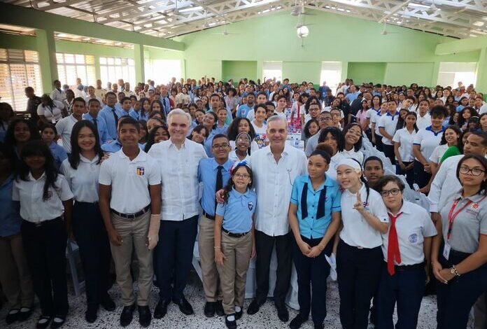 Presidente Luis Abinader y ministro Luis Miguel De Camps conversan con estudiantes sobre los avances del Gobierno en materia educativa
