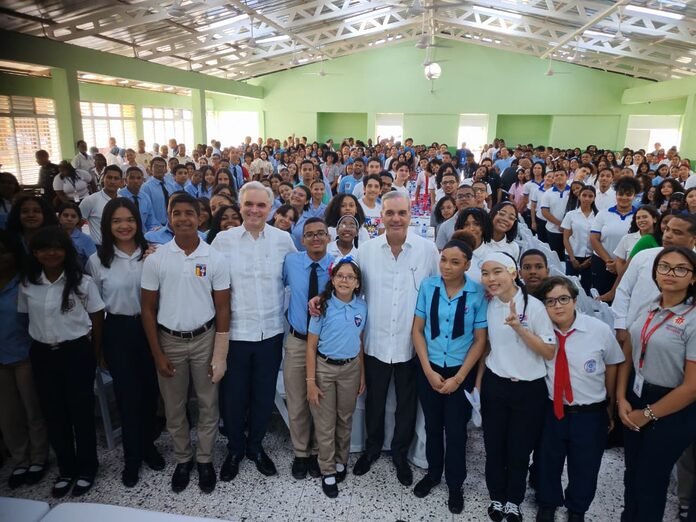 Presidente Luis Abinader y ministro Luis Miguel De Camps conversan con estudiantes sobre los avances del Gobierno en materia educativa