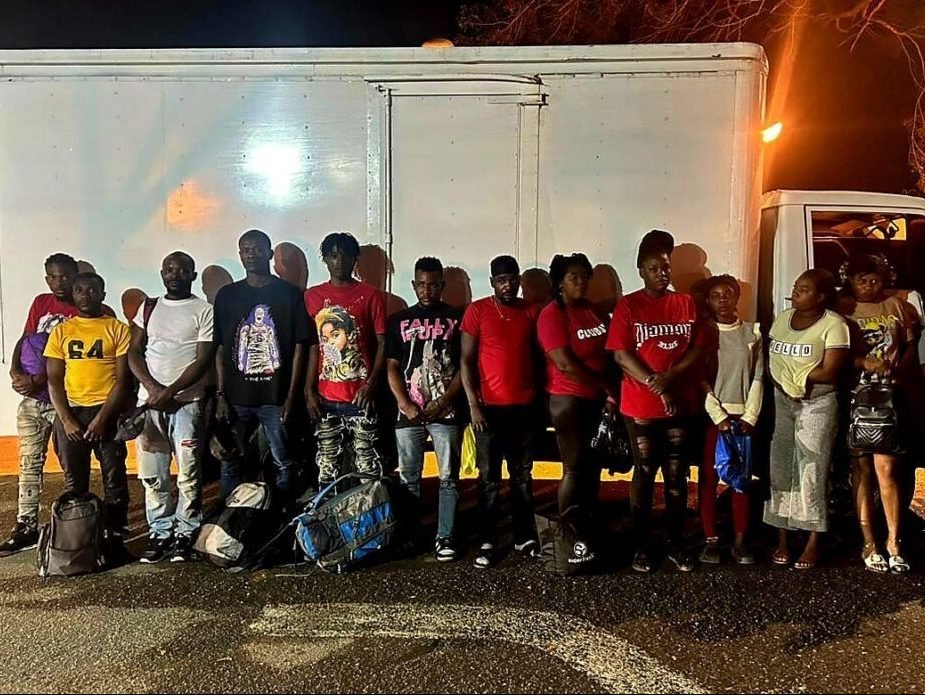 Preso conductor transportaba a haitianos indocumentados 