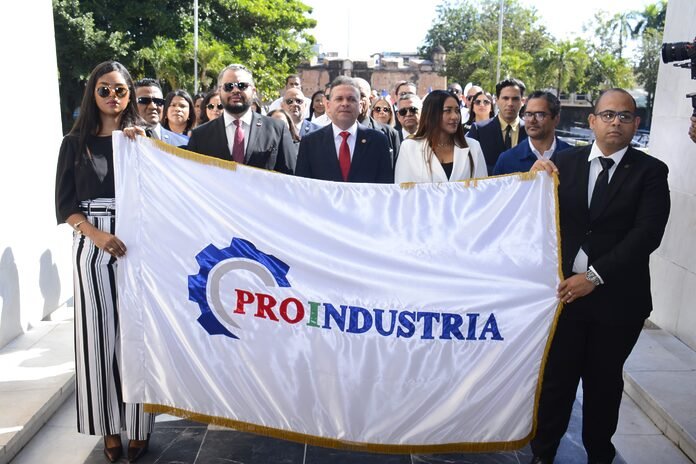 Proindustria rinde honor a los héroes de la Independencia Nacional ante el Altar de la Patria