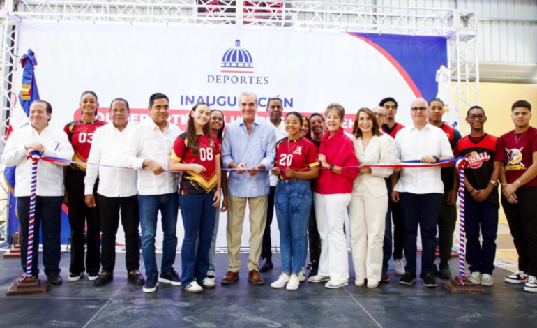 PUERO PLATA: Abinader inaugura dos polideportivos
