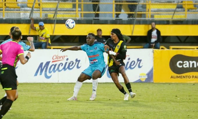 Salcedo se lleva una cerrada victoria sobre Moca en la LDF